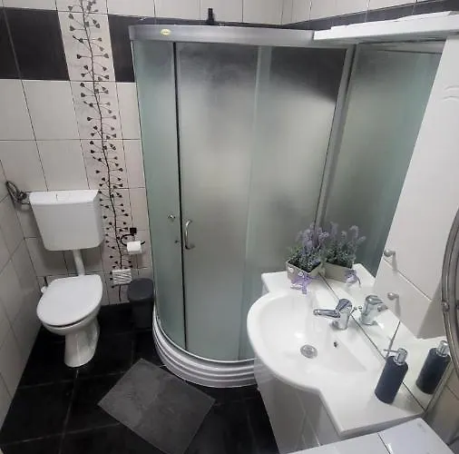 With Direct Sea View, Free Parking And Close To Beaches And Promenade *