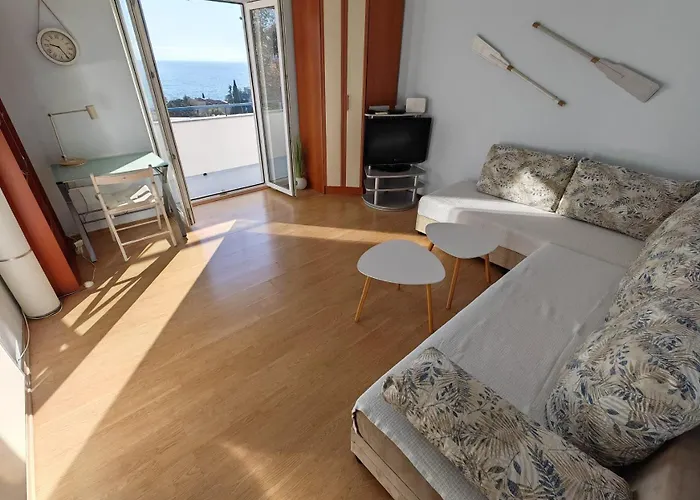With Direct Sea View, Free Parking And Close To Beaches And Promenade *